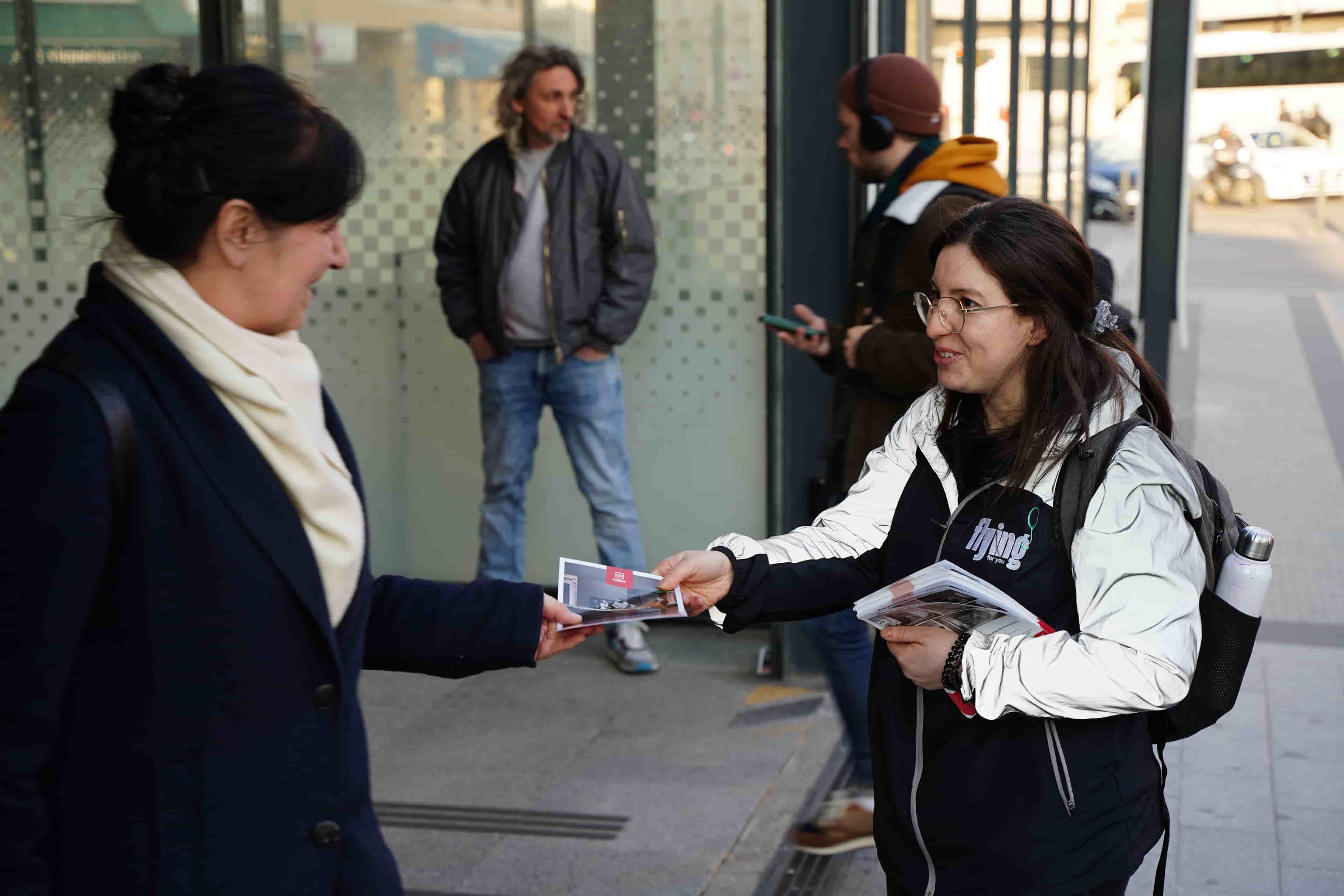 image for Distribution de flyers main à main.