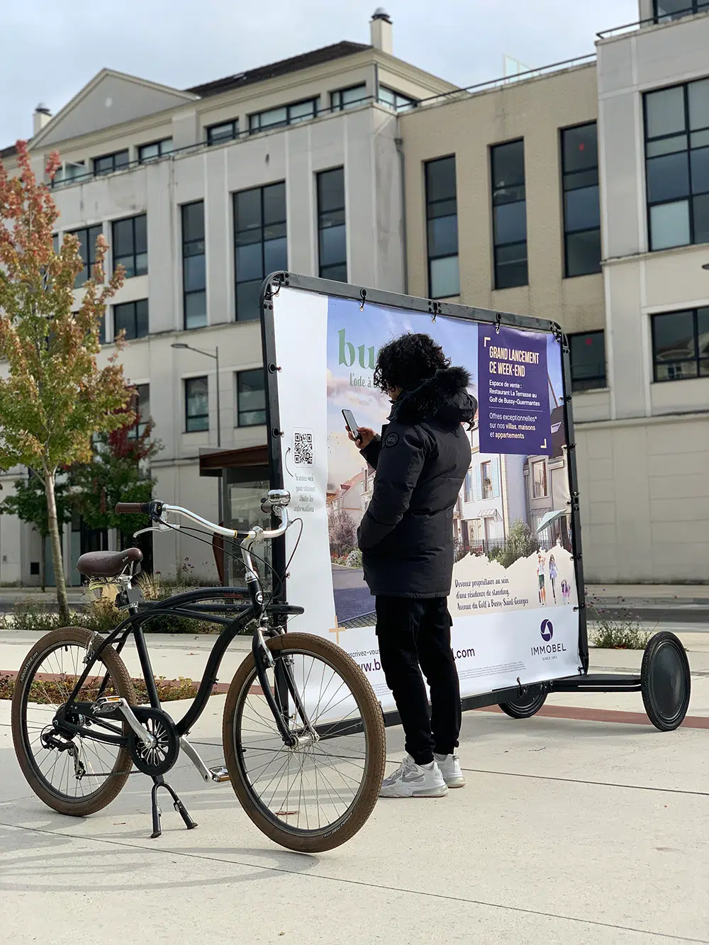 velo-publicitaire-et-main-a-main