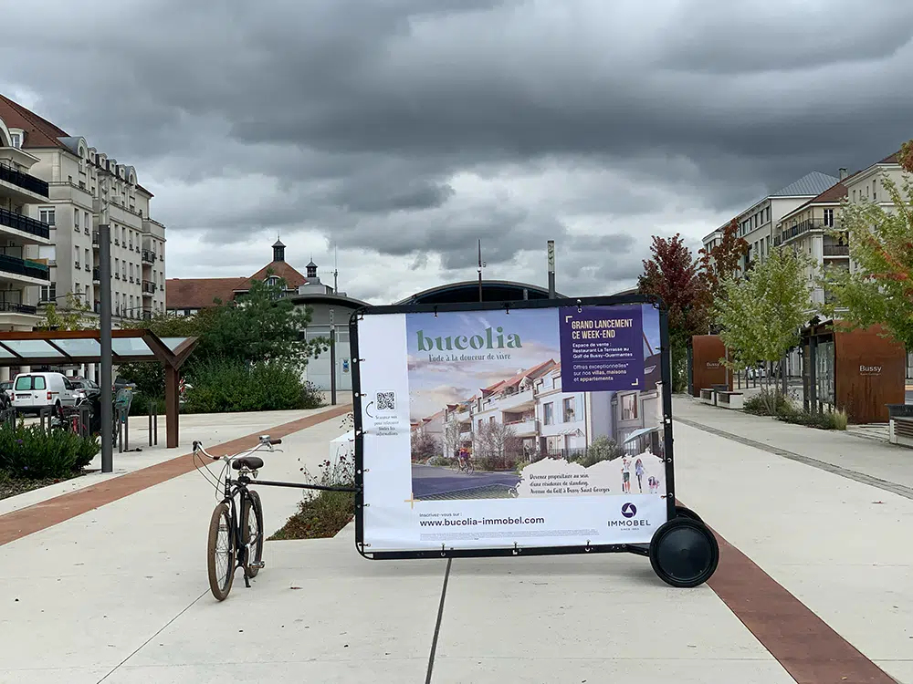 velo-publicitaire-et-main-a-main